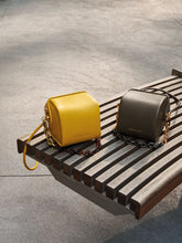 Cargar imagen en el visor de la galería, Ridley Chain-Link Boxy Bag - Mustard
