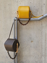 Cargar imagen en el visor de la galería, Ridley Chain-Link Boxy Bag - Mustard